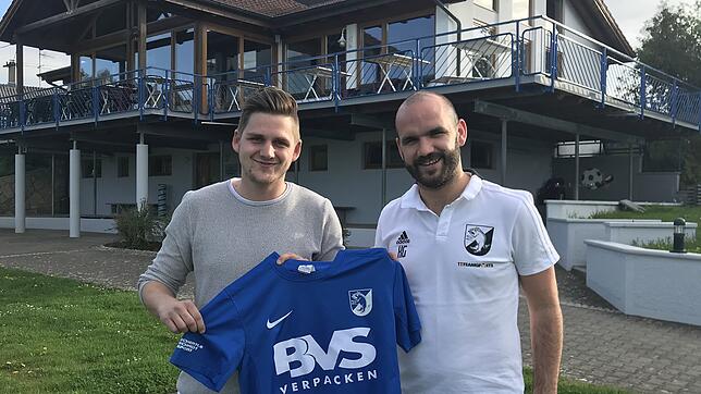 Neuzugang: Trainer Klaus Gallmann freut sich, dass Nico Ködel (links) vom FC Tiengen 08 ab Sommer das Trikot des FC Erzingen trägt.