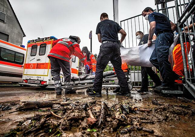 Hagen: Helfer evakuieren ein Altenheim im Ortsteil Hohenlimburg in Hagen.