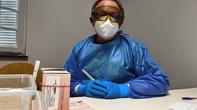 Arbeiten unter Vollschutz: Mehrere Stunden am Tag ist Johannes Guhl mit PCR-Abstrichen beschäftigt. Der Mediziner aus Schwenningen ...