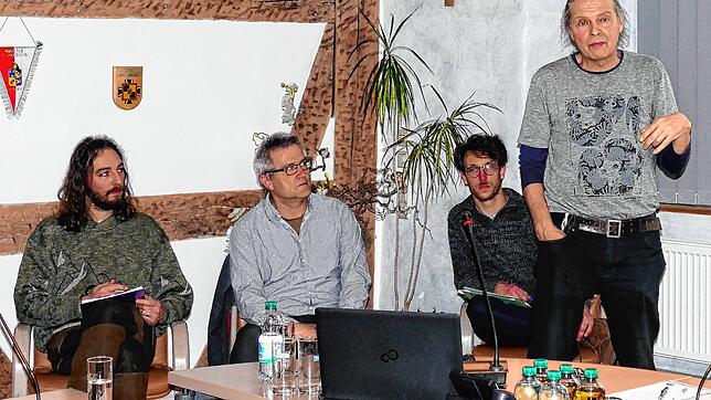 Das Foto zeigt die Experten des Planungsbüros und des Landratsamtes, die das Projekt in der Gemeinderatssitzung eingehend erläuterten ...