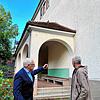 Der Dettinger Ortsvorsteher Roger Tscheulin (links) und Verwaltungsleiter Jürgen Morgen stehen vor dem alten Schulgebäude an der ...