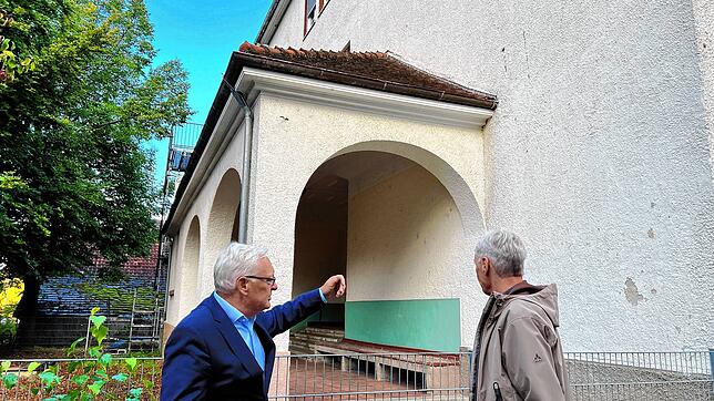 Der Dettinger Ortsvorsteher Roger Tscheulin (links) und Verwaltungsleiter Jürgen Morgen stehen vor dem alten Schulgebäude an der ...