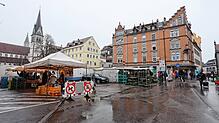 Nur an zwei Vormittagen ist Markt auf dem Stephansplatz, der sonst Platz für 80 Autos bietet. Nachts dient er als Anwohnerparkplatz. Wo ...