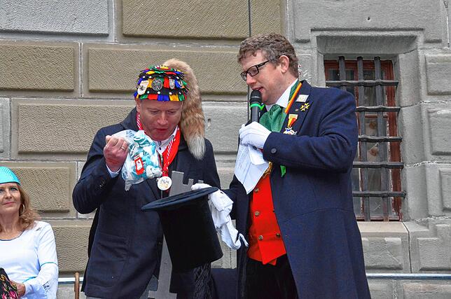 Oberbürgermeister Jan Zeitler (links) zieht Walfische fürs Wahljahr aus dem Zylinder von Narrenvater Achim Friesenhagen.