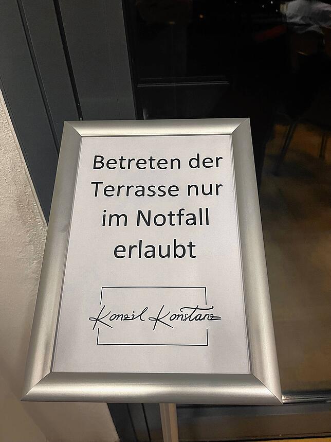 Konzertbesucher sind auf der Terrasse des Konzils plötzlich unerwünscht: An diesem Schild entzündete sich zuletzt der Streit.