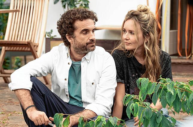 Szene aus „Die Bachmanns“: Miriam (Stefanie Stappenbeck) und Markus (Oliver Wnuk) sind ernüchtert, da die Stimmung auf der Party trotz ...