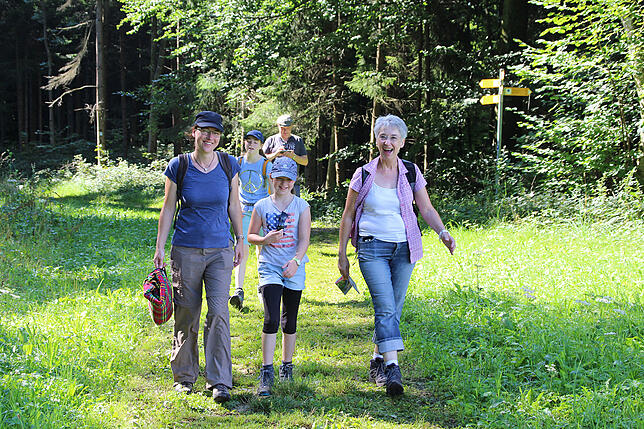 Der Trend des Wanderns auf ausgewiesenen und zertifizierten Wanderwegen, wie hier auf dem Premiumwanderweg „GuckinsLand“ bei Markdorf, ...