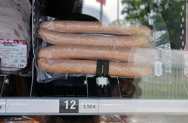 Für 3,50 Euro landen vier in Folie eingeschweißte Wienerle im Ausgabeschacht.