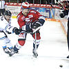 Perfekte Heimpremiere: Wild Wings-Neuzugang Colby Robak (rechts) erzielte in seinem ersten Spiel in der Helios-Arena das wichtige 2:0 ...