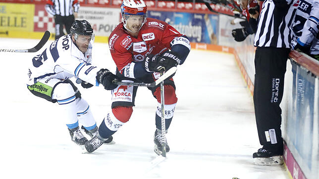 Perfekte Heimpremiere: Wild Wings-Neuzugang Colby Robak (rechts) erzielte in seinem ersten Spiel in der Helios-Arena das wichtige 2:0 ...