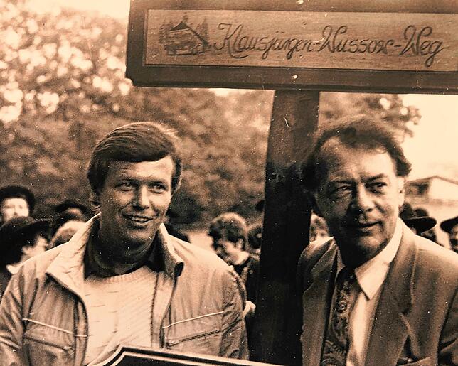 Der damalige Grafenhausener Bürgermeister Erich Kiefer (links) im Juli 1986 mit Klausjürgen Wussow beim Eröffnungsfest des nach dem ...