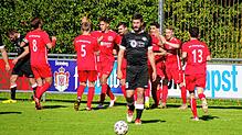 Die Königsfelder gratulieren Sven Schwarzwälder zu seinem Treffer zum 2:0
