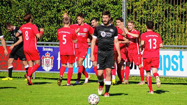 Die Königsfelder gratulieren Sven Schwarzwälder zu seinem Treffer zum 2:0