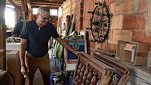 Viele Einrichtungsgegenstände wie den alten schmiedeisernen Kronleuchter hat Bernd Ober aus einem alten Wirtshaus in Bayern mitgebracht. ...
