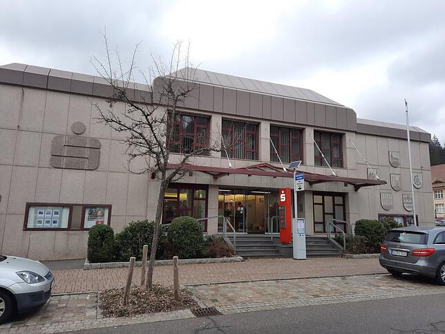 Hier, in der Sparkasse-Filiale in Furtwangen, die zur Sparkasse Schwarzwald-Baar gehört, haben die Betrügereien nach Feststellung des ...