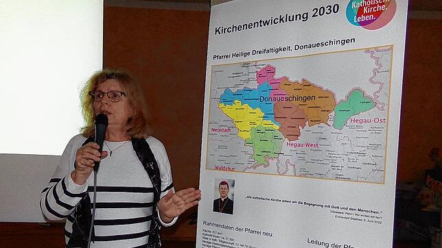 Über die Kirchenentwicklung 2030 und deren Neuerungen für Donaueschingen referiert die Pfarrgemeinderatsvorsitzende Marga Konn.