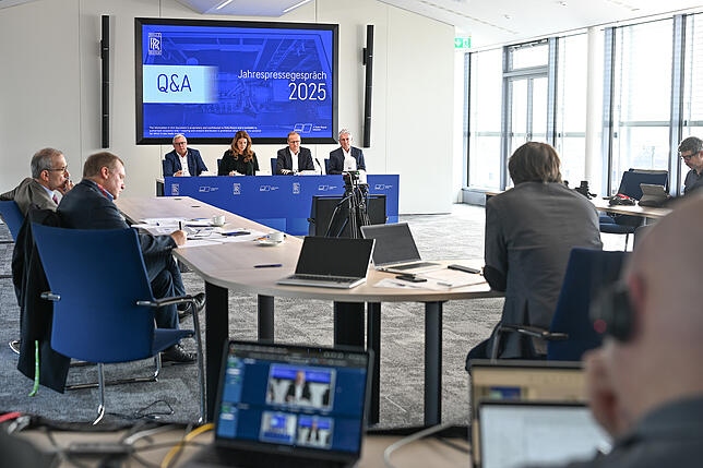 Sie berichten bei der Bilanzpressekonferenz von dem bislang besten Geschäftsjahr der Firmengeschichte von Rolls-Royce Power Systems ...