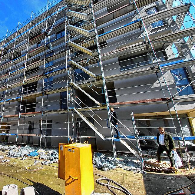 Auf der Baustelle in der Brandenburger Straße gibt es noch einiges zu tun. Eines der Gebäude, hier frontal zu sehen, ist noch ...