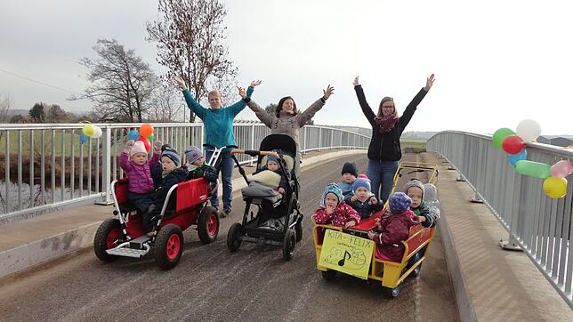 Hurra, die Allmendshofener Brücke ist wieder da! Auch die Kleinkinder der Kita Felix, Kinderkrippe von „Mariahof“ in Allmendshofen, ...