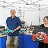 Jürgen Mayer (links) will wenigstens vor Ort seine Keramik für den täglichen Gebrauch, die Schwimmsteine und Gartenfackeln und vieles ...