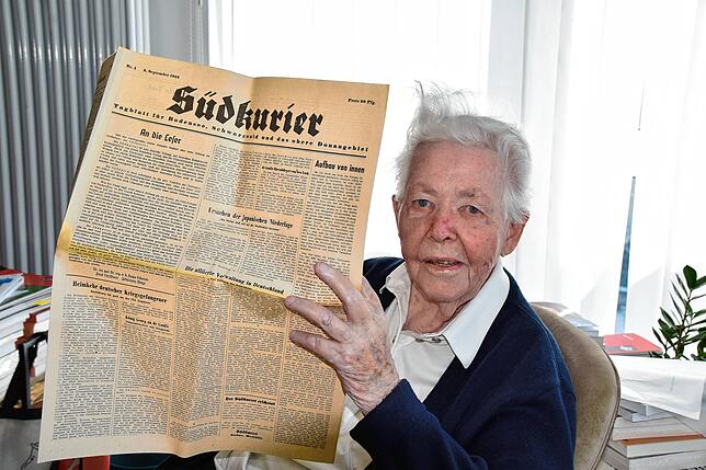 Brigitte Weyl, Tochter von SÜDKURIER-Gründer Johannes Weyl und selbst langjährige Geschäftsführerin, im Jahr 2015 mit der ersten Ausgabe ...