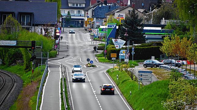 Die Überlinger Straße (B31-alt) am Orteingang von Ludwigshafen aus Richtung Sipplingen. Das Bild entstand Ende April 2023 vom Blütenweg aus.