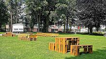 Bei den Paletten-Möbeln haben die Bauhofmitarbeiter viel Fantasie und Pragmatismus einfließen lassen. Bald kommen auch die Sitzpolster ...