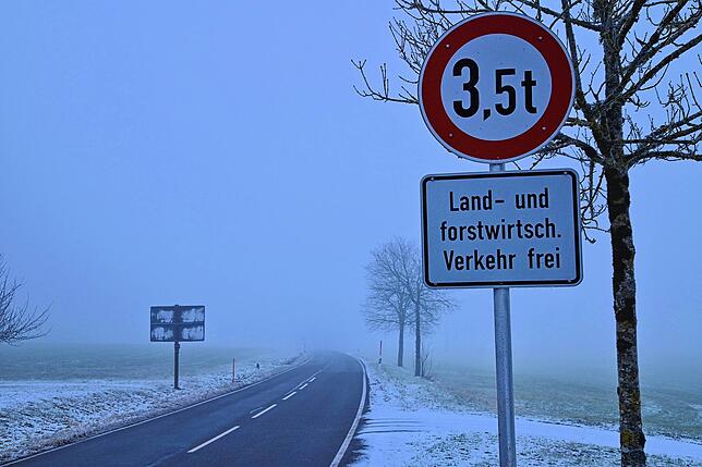 Wenn die Kreisstraße vom Brogen Richtung Hardt einfach ausgebaut und etwas verbreitert wird, fällt voraussichtlich die ...