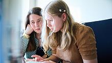 Rund 90.000 junge Erwachsene leisten in Deutschland jährlich einen Freiwilligendienst ab.