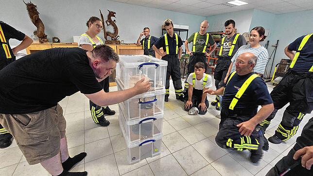 Moser erläutert, dass Schlangen ihr Gift gezielt auf einen Angreifer richten können, oft mit dem Ziel, die Augen zu treffen. Die ...
