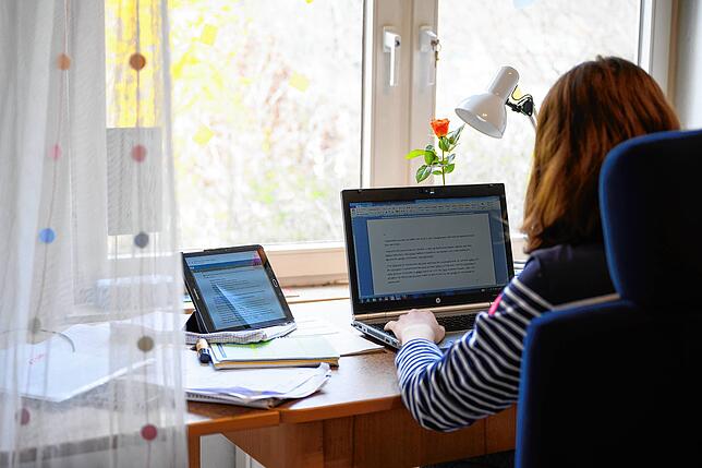 Symbolbild: Eine Schülerin sitzt in einem Arbeitszimmer und lernt für die Schule. Einige Lehrer bieten auch Homeschooling mit ...