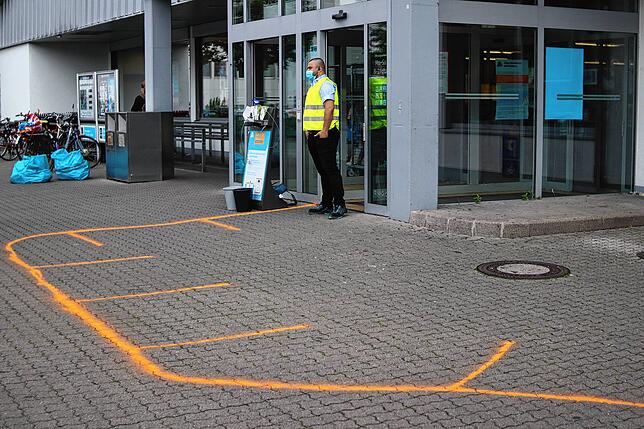 Bei Aldi in Fürstenberg war am Montag nach der Grenzöffnung wieder mehr los. Senadin Gurguska steht an der Aldi Tür und achtet darauf, ...