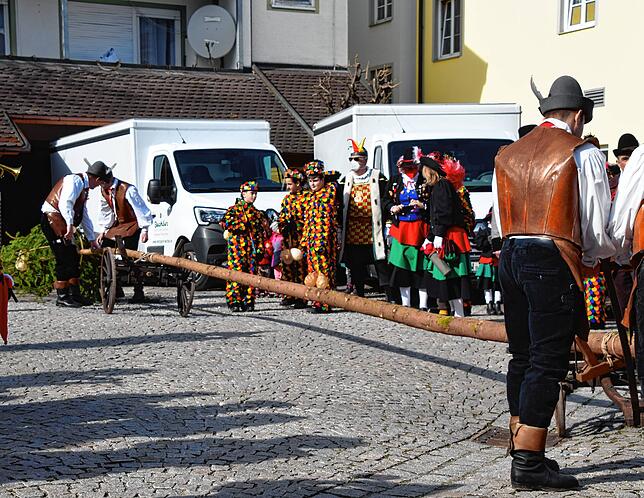 Bild 11: Bilder vom Kindernarrenbaum-Setzen auf dem Gustav-Hammer-Platz in Stockach
