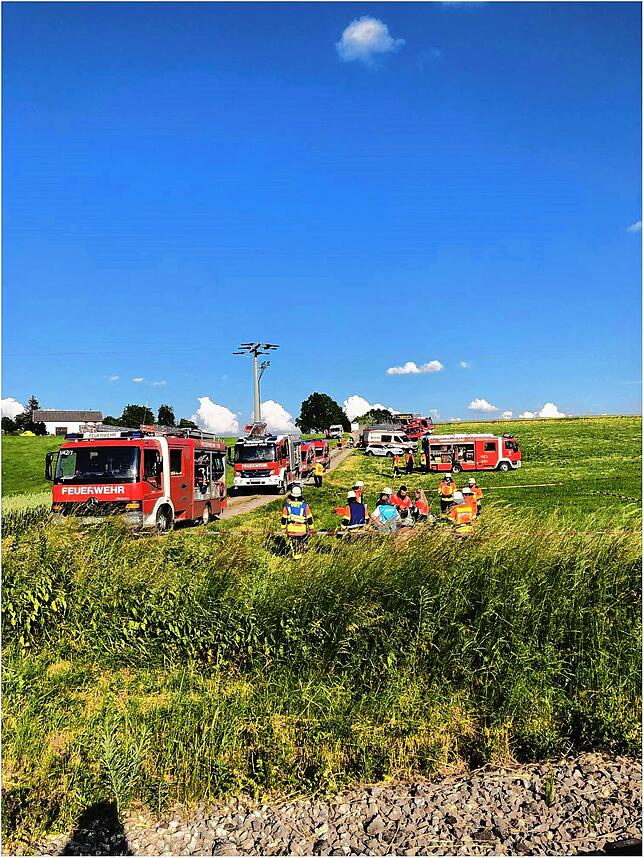 Fahrzeuge der Feuerwehren Sauldorf und Meßkirch sowie des DRK eilten an den Einsatzort.