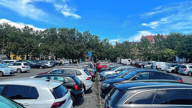 (Archivbild) Mehrere abgestellte Autos auf dem Döbele-Parkplatz wurden zwischen Karfreitag und Samstag beschädigt.