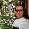 Bürgermeisterin Jacqueline Alberti im Dezember 2023 vor dem geschmückten Weihnachtsbaum im Rathaus.