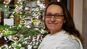 Bürgermeisterin Jacqueline Alberti im Dezember 2023 vor dem geschmückten Weihnachtsbaum im Rathaus.