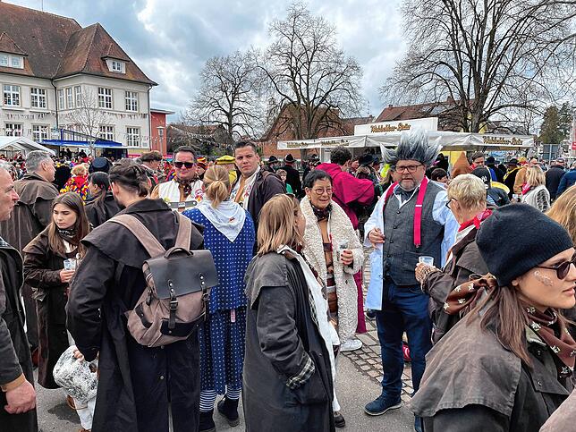 Ein wichtiger Treffpunkt im Narrennest Gottmadingen ist der Platz zwischen dem alten Rathaus und der Hebelschule.