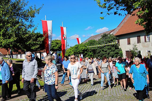 Bild 4: 50 Reiter bei der Pferdesegnung