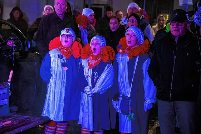 Bild 13: Endlich Fasnet: Glonkis stellen ihre Brunnenfigur auf und eröffnen die Fasnet
