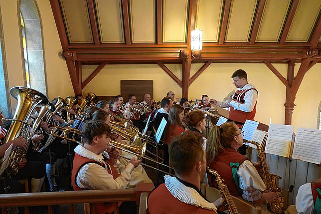 Bild 3: Die Plätze waren im Nu belegt – großes Gedränge beim Traktorenfest in Rotzingen