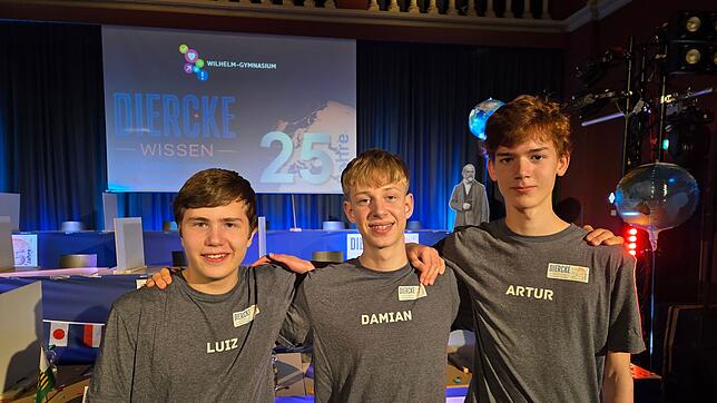 Echte Auskenner in Sachen Erdkunde: Luiz Loewenstein aus Hamburg (Platz 3, l-r), Damian Schillinger aus Baden-Württemberg (Platz 1) und ...