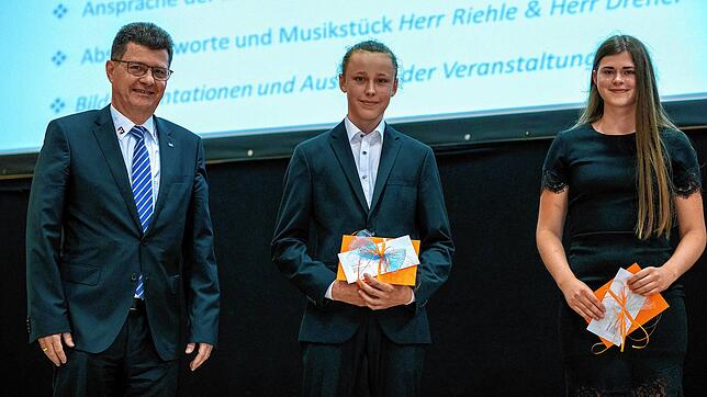 Den Sonderpreis für die Klassenbesten der Meßkircher Grafen-von-Zimmern-Realschule überreichte Volksbankchef Markus Herz (von links) an ...