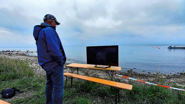 Public Viewing am See: Zuschauer können dank der Technik das Treiben auf dem Wasser bequem verfolgen. Am Wochenende war es dafür ...