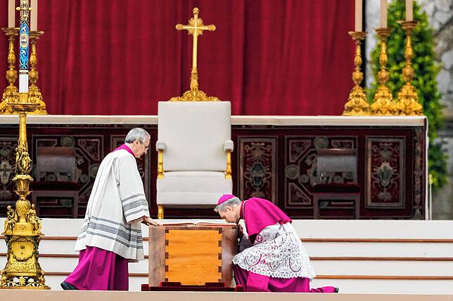 Georg Gänswein (r), Kurienerzbischof und langjähriger Privatsekretär des verstorbenen emeritierten Papst Benedikt XVI., kniet am Sarg ...
