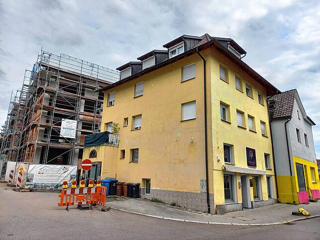 Das ist das Haus Hauptstraße 24, dessen Standfestigkeit gesichert werden muss. Im Hintergrund ist das Neubauvorhaben von Betz und Weber ...