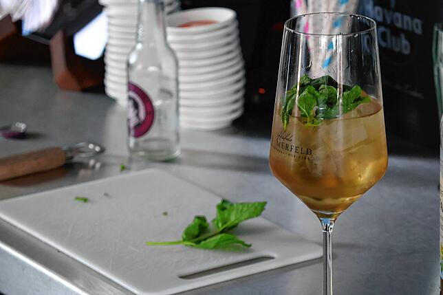 Im „Häfele by Sommerfeld“ in Immenstaad gibt es einen alkoholfreien Hugo.