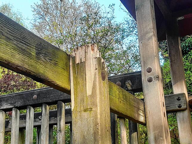 Abgebrochene Holzteile auf dem Spielplatz in der Schlesierstraße.