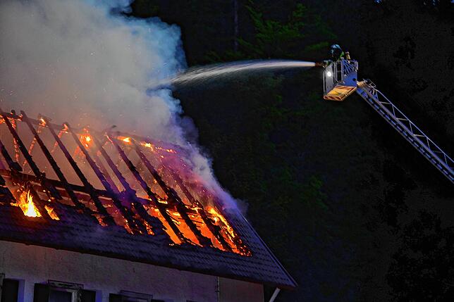 Mit zwei Drehleitern, hier die Drehleiter aus Triberg, wird das Feuer von außen bekämpft.