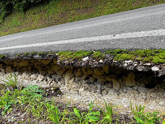 Die Straße wurde an mehreren Stellen unterspült.